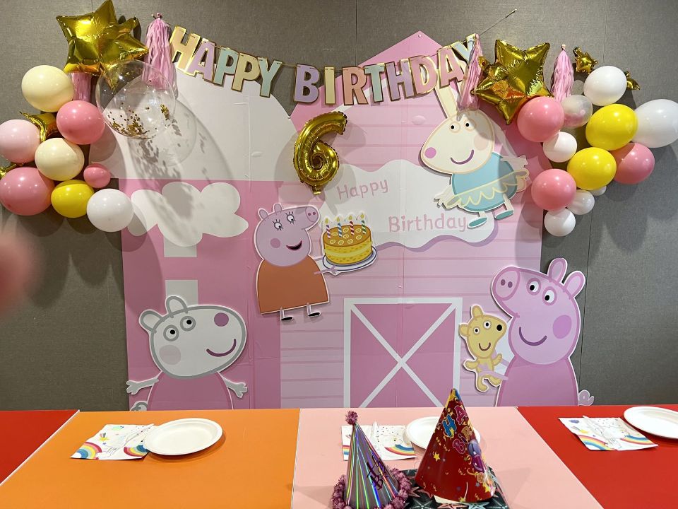 themed birthday party room